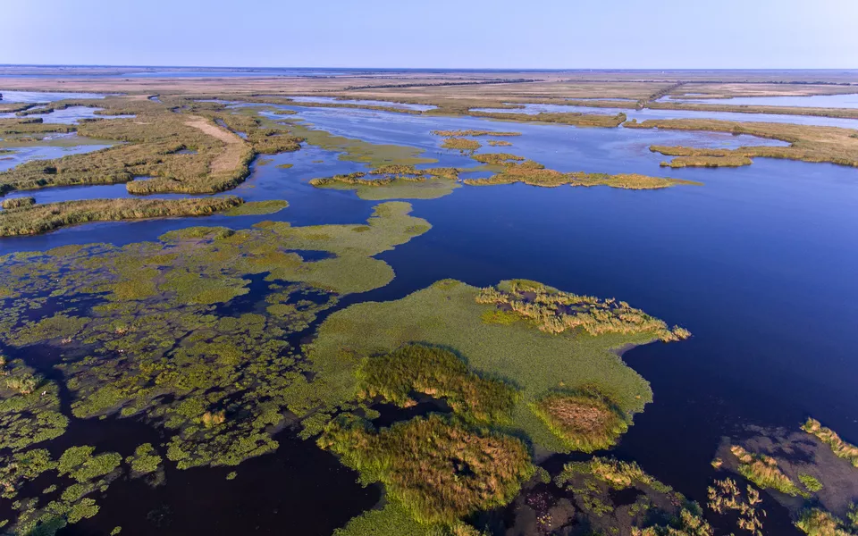Luftbild des Biosphärenreservats Donaudelta in Rumänien