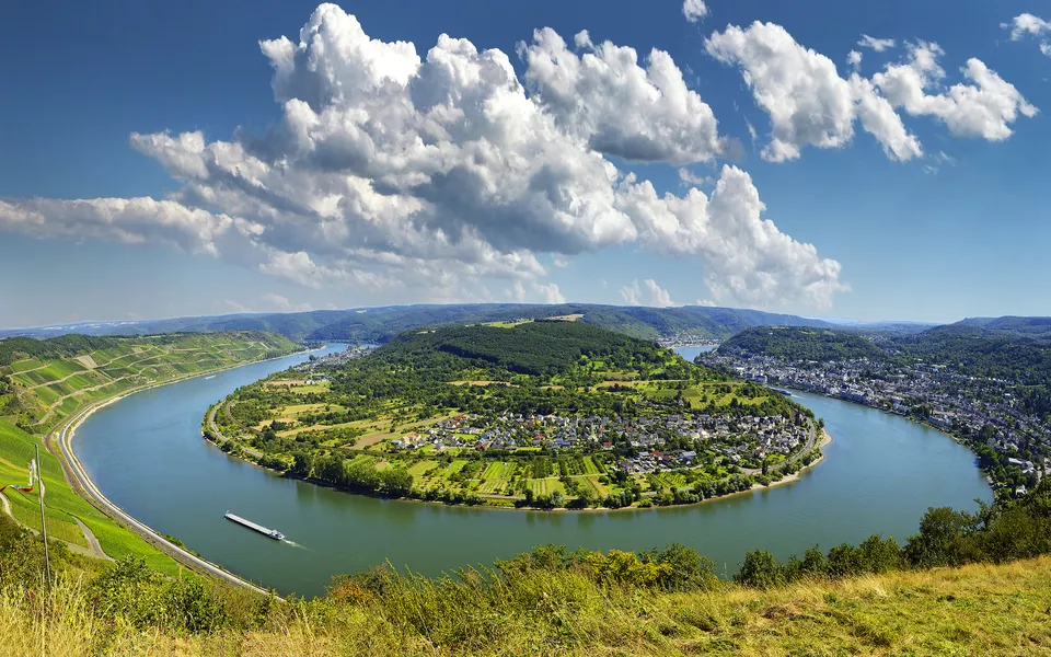 Panoramablick auf die größte Rheinschleife mit Blick auf Boppard, Filsen und Osterspai - © Pecold - stock.adobe.com