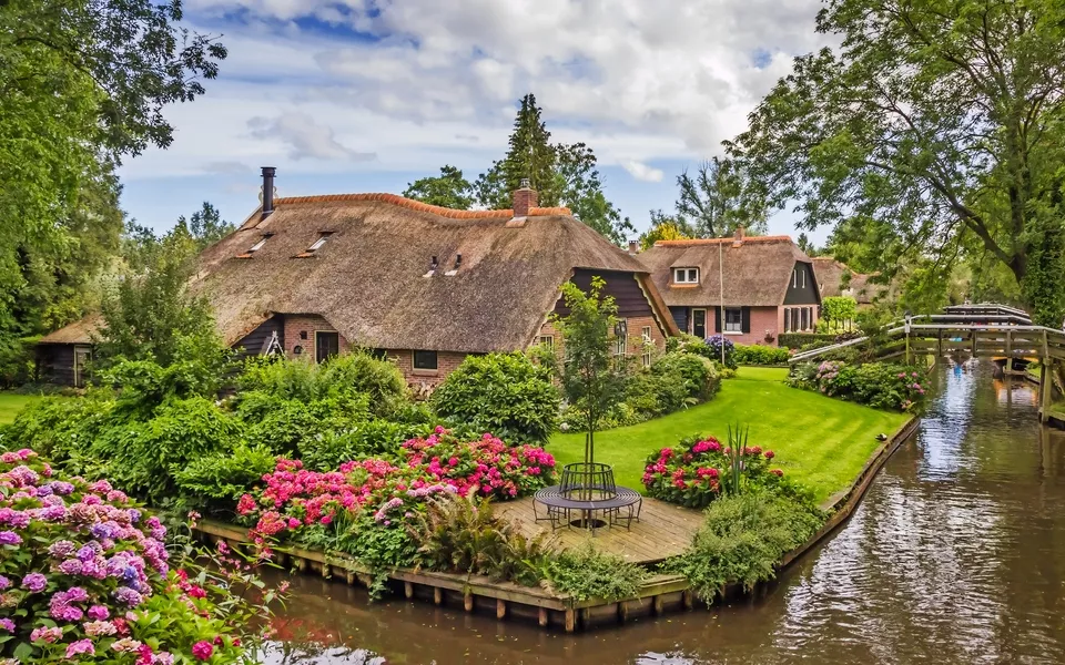 Giethoorn in der nordöstlichen niederländischen Provinz Overijssel - © venemama - Fotolia