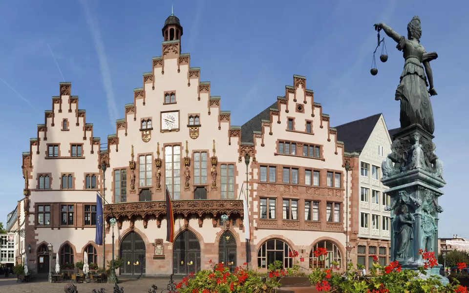 Römerberg im historischen Zentrum, Frankfurt - © shutterstock_85692352