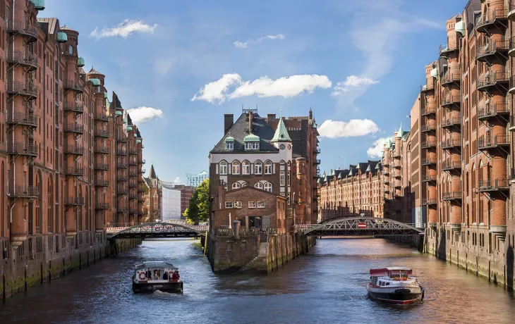 © NilsZ - stock.adobe.com - Landmark Wasserschloss, Hamburg