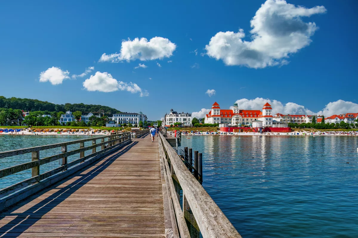 Blick von der Seebrücke auf den Strand und das Kurhaus des Ostseebads Binz auf Rügen - © hifografik - stock.adobe.com