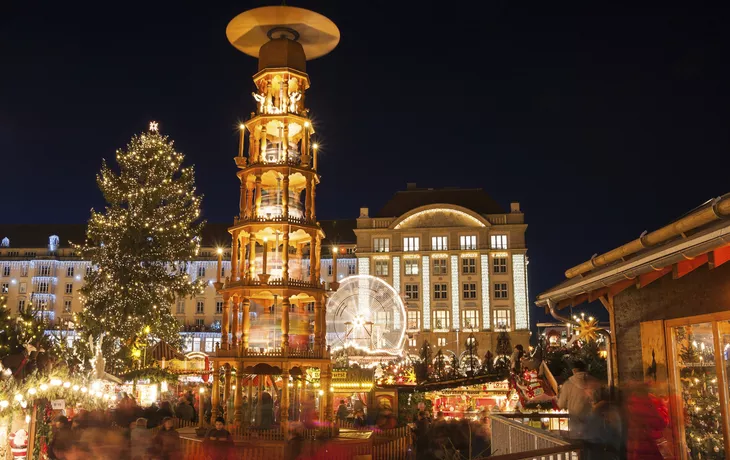 © Alexander Erdbeer - stock.adobe.com - Weihnachtsmarkt in Dresden