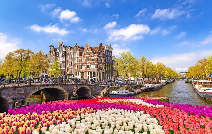 Amsterdam in den Niederlanden - © Noppasinw - stock.adobe.com
