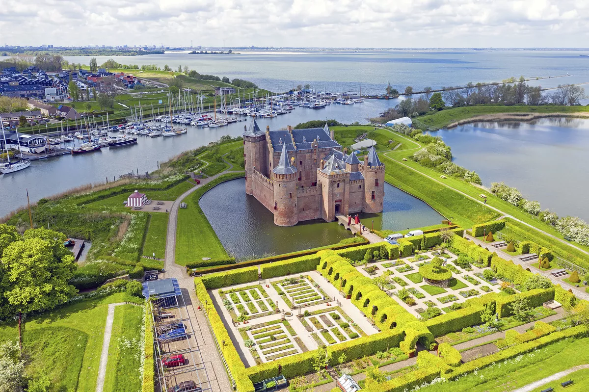 Schloss Muiderslot - © Copyright (c) 2021 Steve Photography/Shutterstock.  No use without permission.