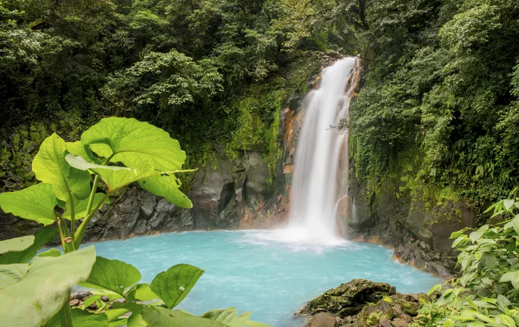 © Getty Images/iStockphoto - Wasserfall im Nationalpark Tenorio