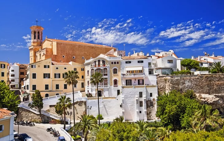 © kite_rin - stock.adobe.com - Mahón - die Hauptstadt von Menorca 