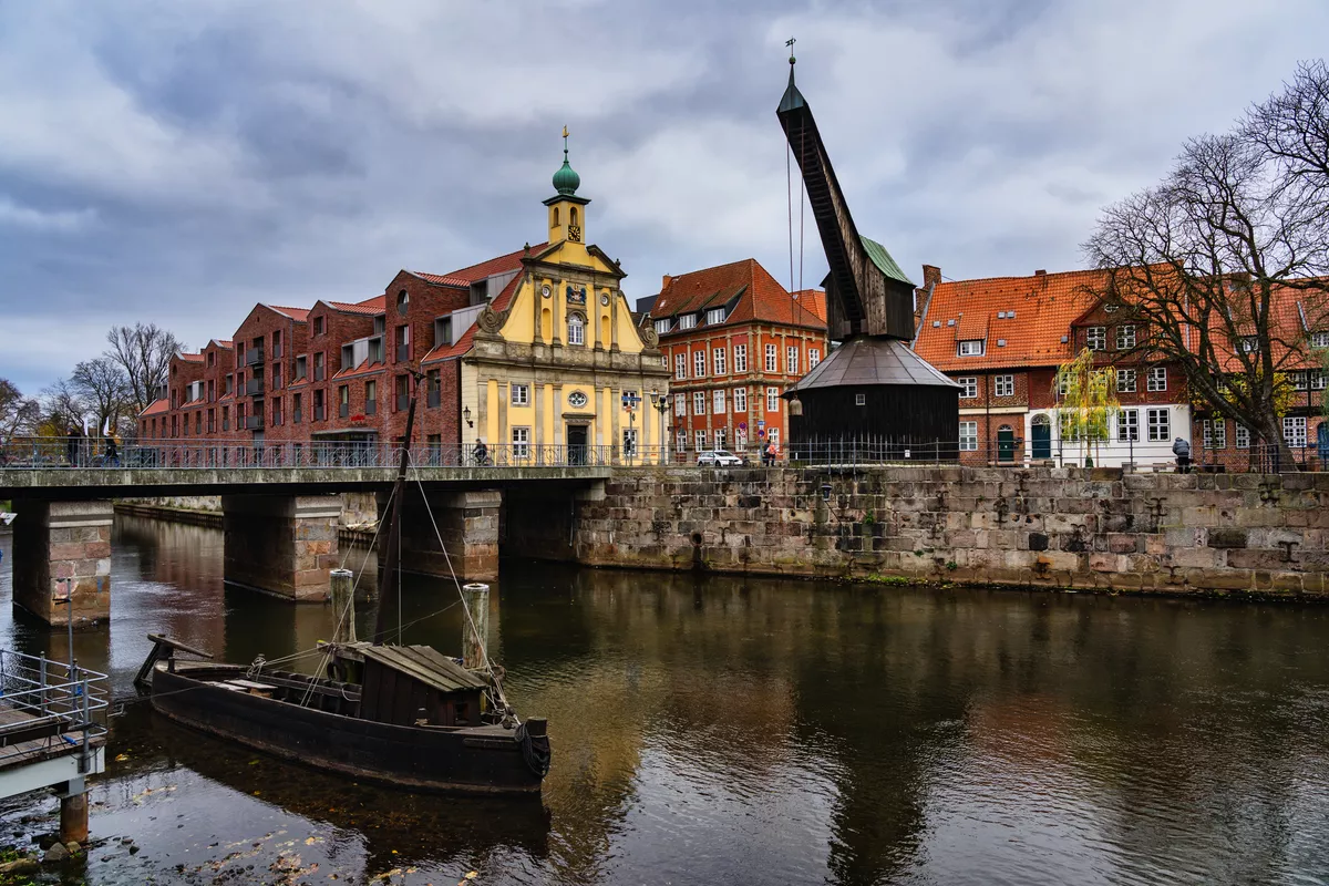 Alter Kran in Lüneburg im Winter - blende11.photo - stock.adobe.com