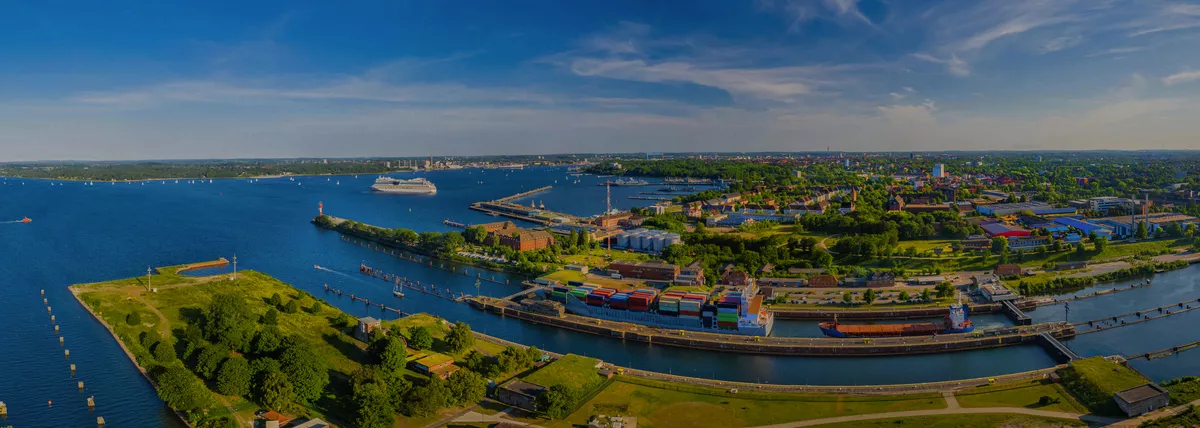 Panorama-Luftbild der Wasserstraße Nord-Ostsee-Kanal mit Schleusenanlage Holtenau - © snapshotfreddy - stock.adobe.com