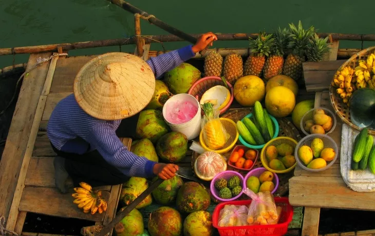© VEOy.com - stock.adobe.com - Schwimmender Markt im Mekong Delta