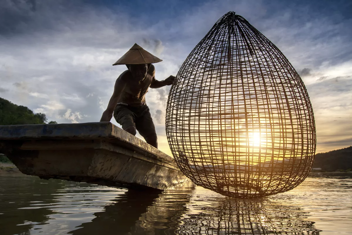 Fischer auf dem Mekong - © sirisakboakaew - stock.adobe.com