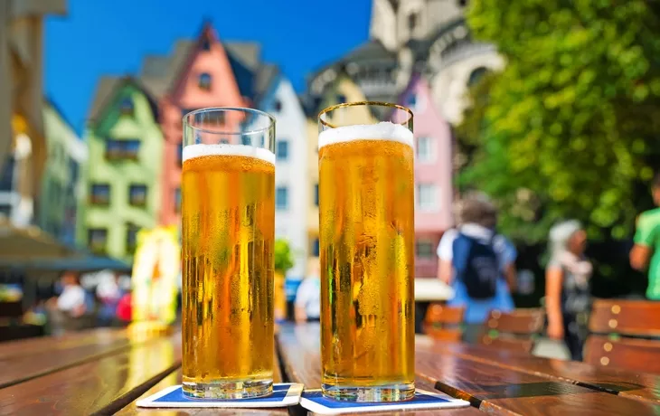 © davis - stock.adobe.com - Kölsch in der Altstadt