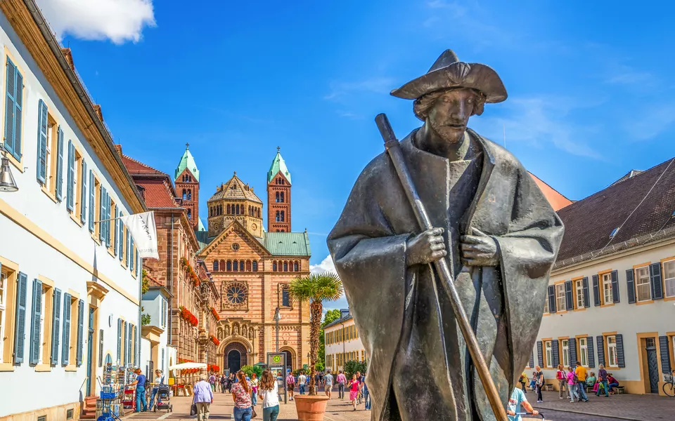 Pilgerfigur und Dom zu Speyer  - © Sina Ettmer - stock.adobe.com