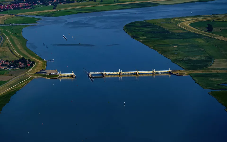 Emssperrwerk kurz vor Emden an der Nordseeküste - © flightpixel - stock.adobe.com