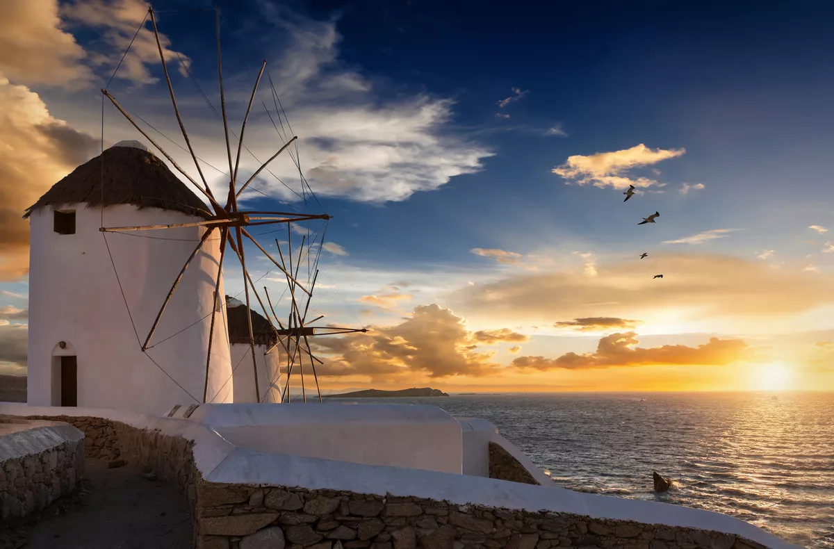 Windmühlen von Mykonos bei Sonnenuntergang - ©moofushi - stock.adobe.com