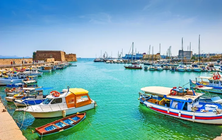 © smallredgirl - Fotolia - Alte Hafen mit Booten in Heraklion, Kreta