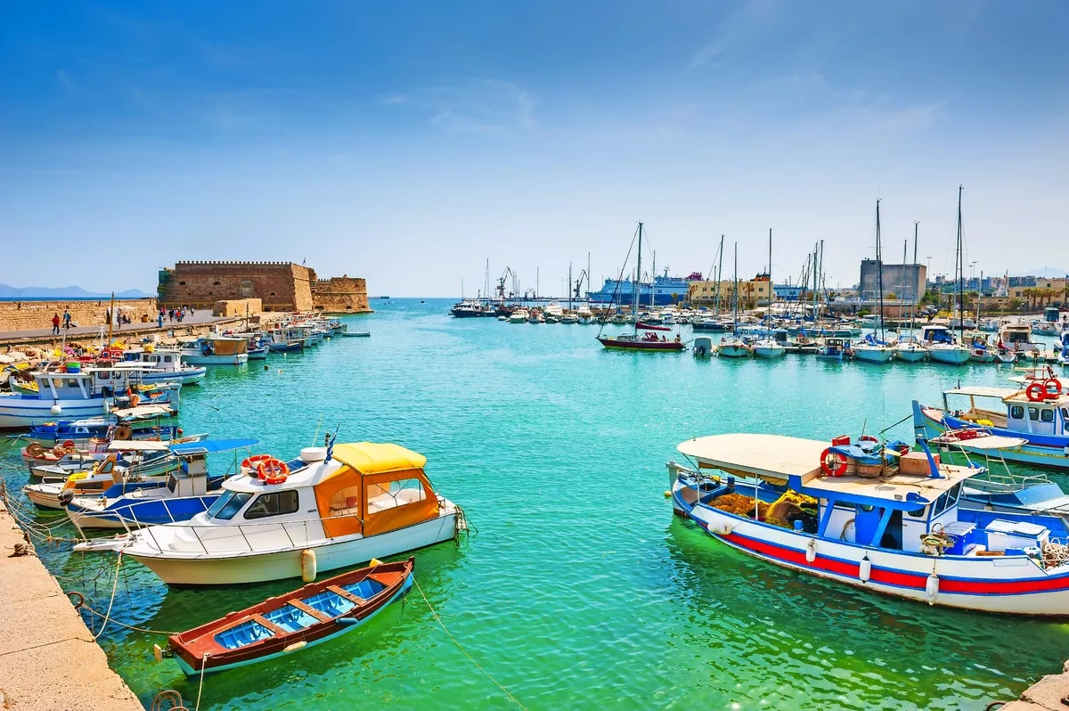 Alte Hafen mit Booten in Heraklion, Kreta - © smallredgirl - Fotolia