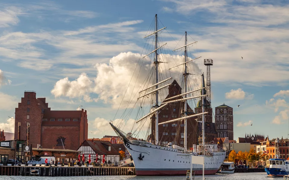 Hafen Stralsund mit Segelschiff Gorch Fock - © Andreas Hiekel