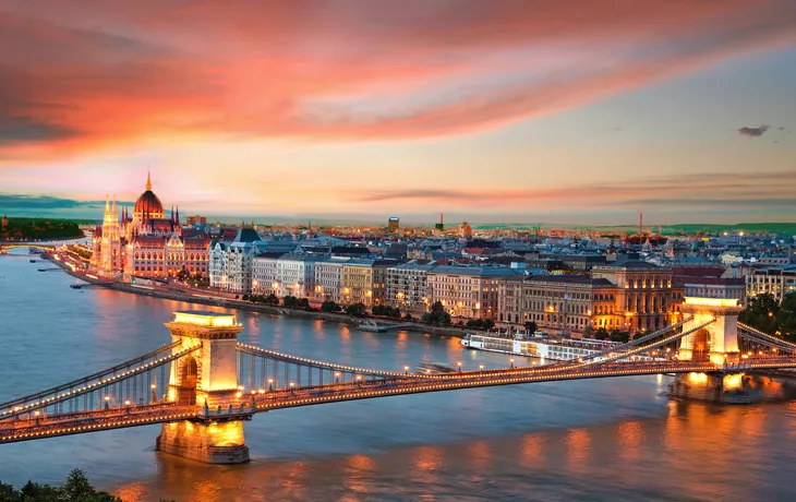 © anko_ter - stock.adobe.com - Sonnenuntergang über Budapest