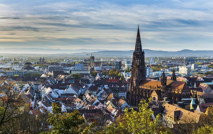 © Simon - stock.adobe.com - Germany, XXL panorama of city freiburg im breisgau skyline with 