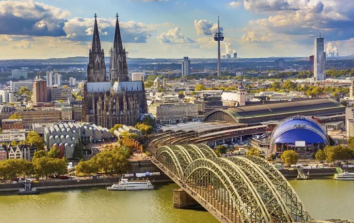 © shutterstock_217726825 - Panorama mit Dom, Köln