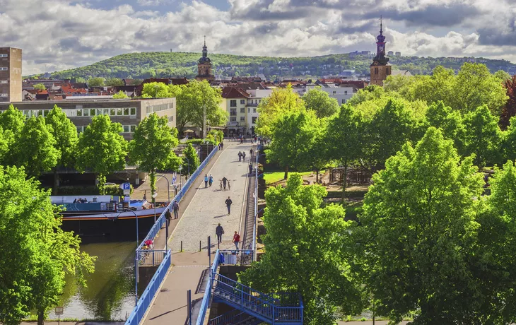 © Fotoschlick - stock.adobe.com - Saarland Saarbrücken Blick über die Alte Brücke und auf die A