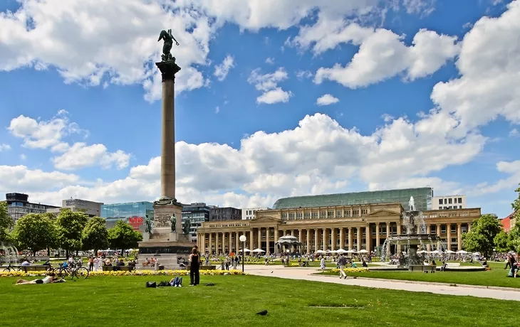 © JCG - Fotolia - Schlossplatz Stuttgart im Sommer