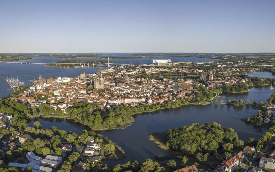 Stralsund, dahinter die Insel Rügen