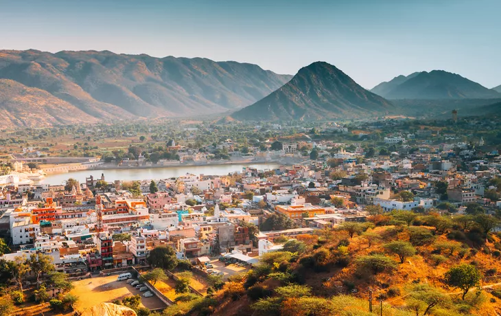 © Sanga - stock.adobe.com - Panoramablick auf Pushkar