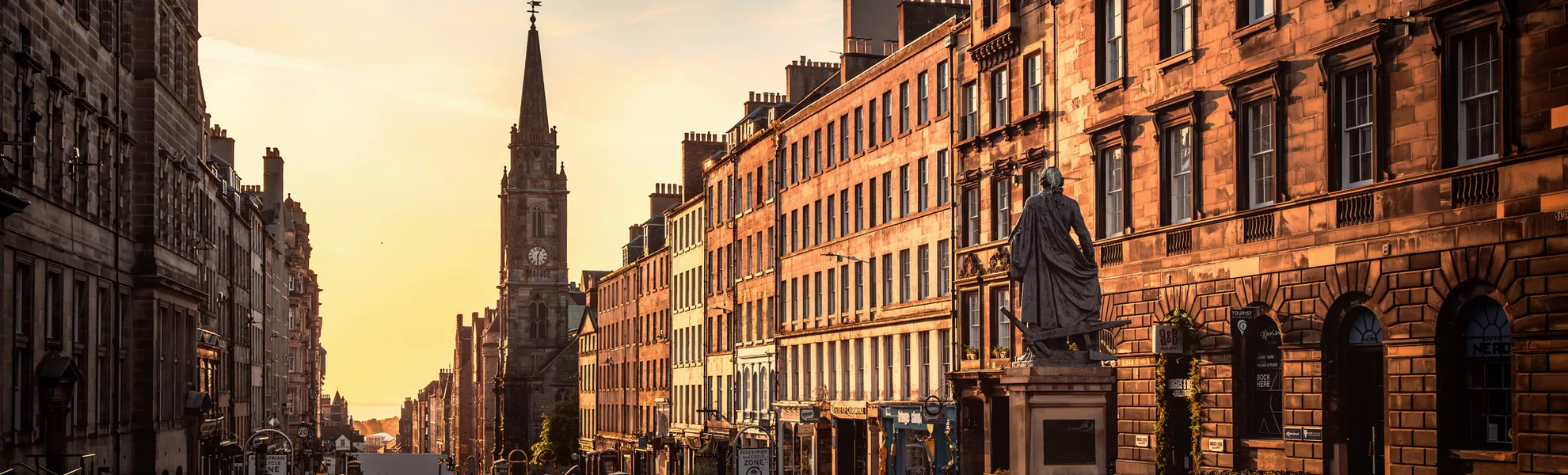 Blick auf die Royal Mile und die Adam-Smith-Statue in Edinburgh - © Gavin - stock.adobe.com