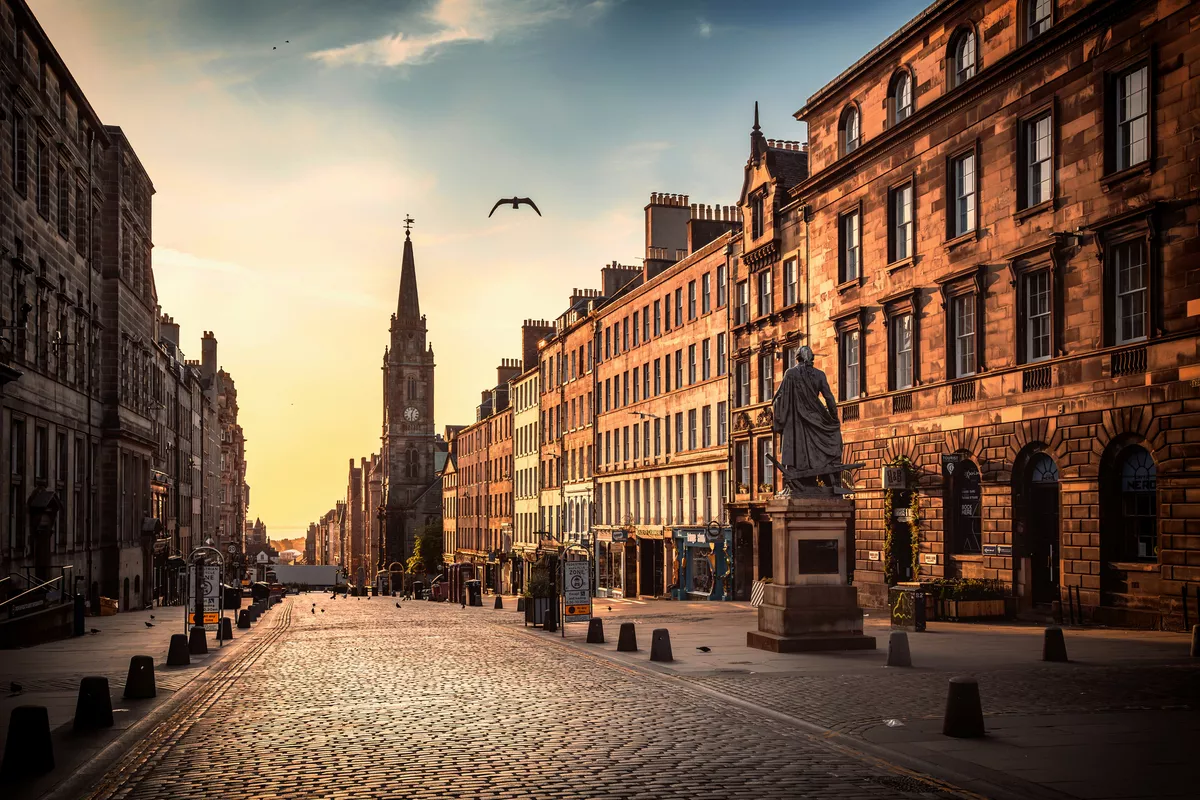 Blick auf die Royal Mile und die Adam-Smith-Statue in Edinburgh - © Gavin - stock.adobe.com