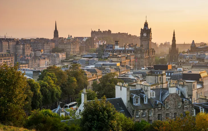 © alice_photo - stock.adobe.com - Edinburgh im Herbst vom Calton Hill aus betrachtet