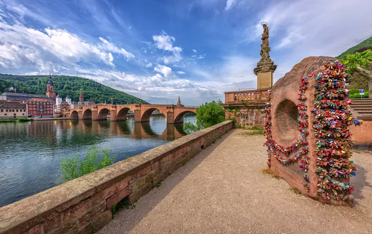 © Thorsten Assfalg - stock.adobe.com - Liebesschlösser vor der Alten Brücke in Heidelberg