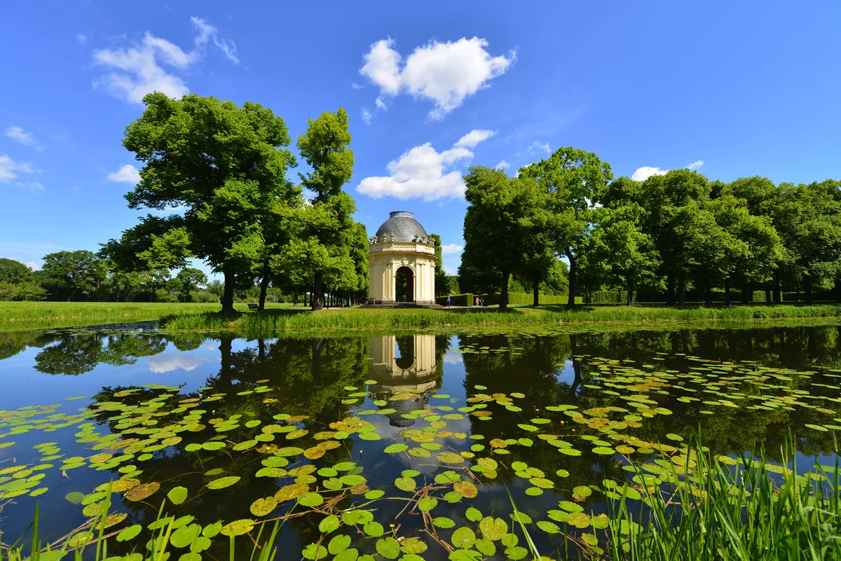 Großer Garten mit Pavillon in den Herrenhäuser Gärten - ©nmann77 - stock.adobe.com