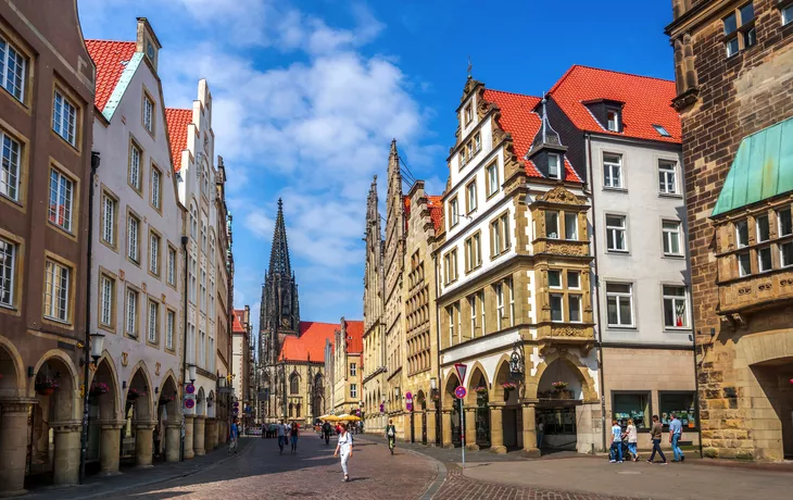 © Sina Ettmer - stock.adobe.com - Prinzipalmarkt und Lambertikirche in Münster