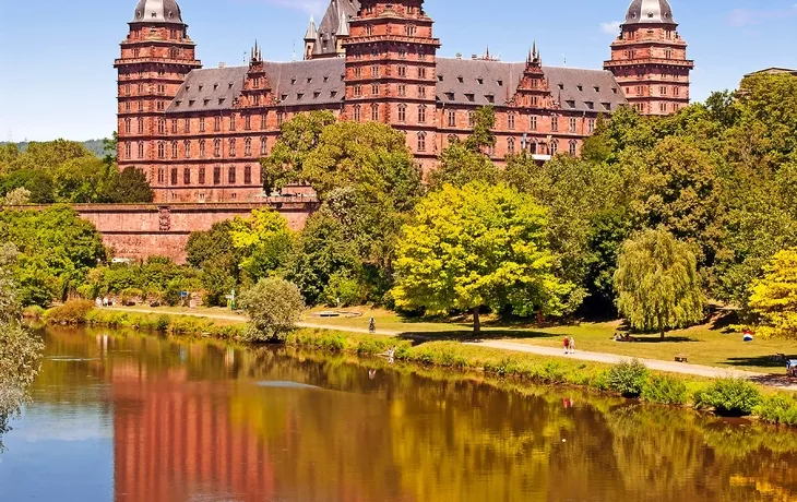 © mojolo - stock.adobe.com - Schloss Johannisburg in Aschaffenburg im Spessart