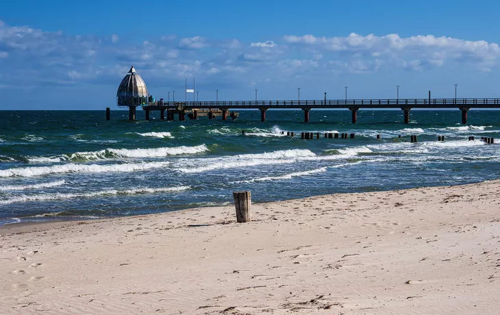 Seebrücke an der Ostseeküste in Zingst auf dem Fischland-Darß - © Rico Ködder - stock.adobe.com