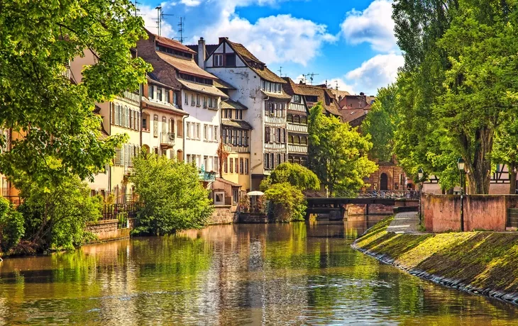 © stevanzz - Fotolia - Strassburg,Wasserkanal in Petite France,Unesco-Website. Elsass.