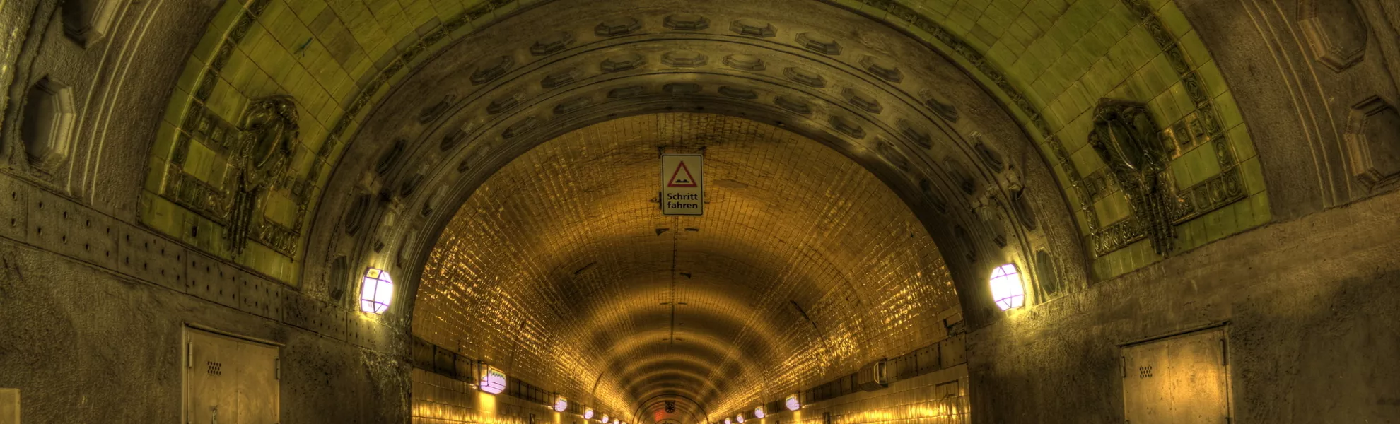 St.Pauli Elbtunnel in Hamburg - © Susanne - stock.adobe.com