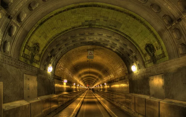 © Susanne - stock.adobe.com - St.Pauli Elbtunnel in Hamburg