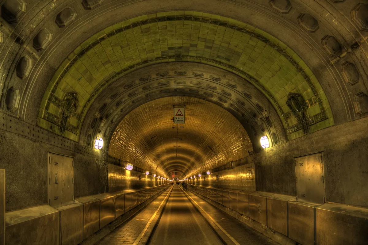 St.Pauli Elbtunnel in Hamburg - © Susanne - stock.adobe.com