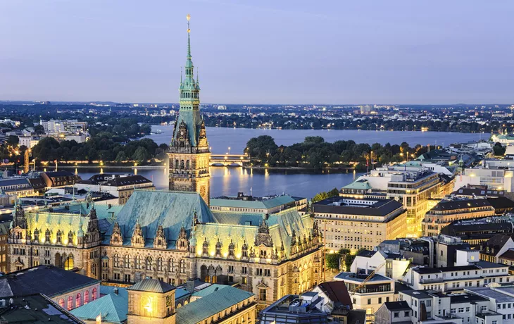 © shutterstock_173000741 - Blick aufs Rathaus in der Altstadt, Hamburg