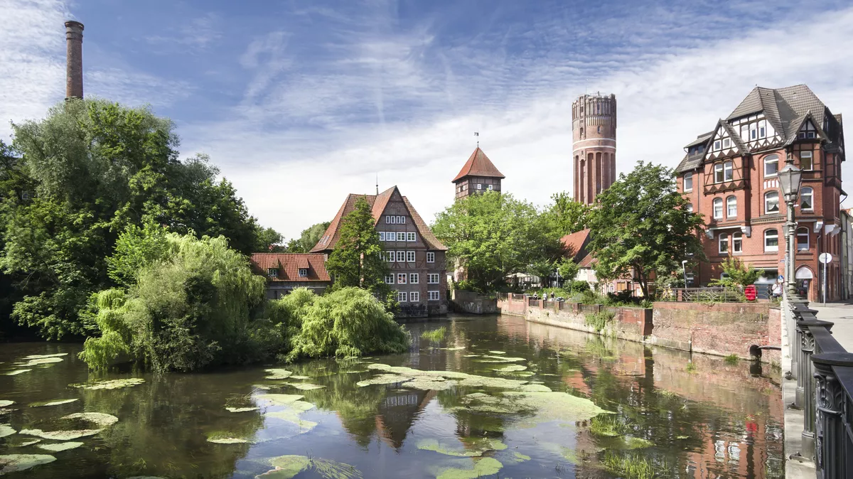 Lüneburg Bei der Ratsmühle im Sommer entzerrt - © Carl-Jürgen Bautsch - stock.adobe.com