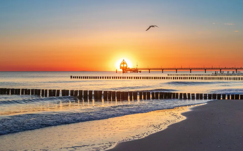 zum Sonnenaufgang am Strand von Zingst an der Ostsee - © Karl - stock.adobe.com