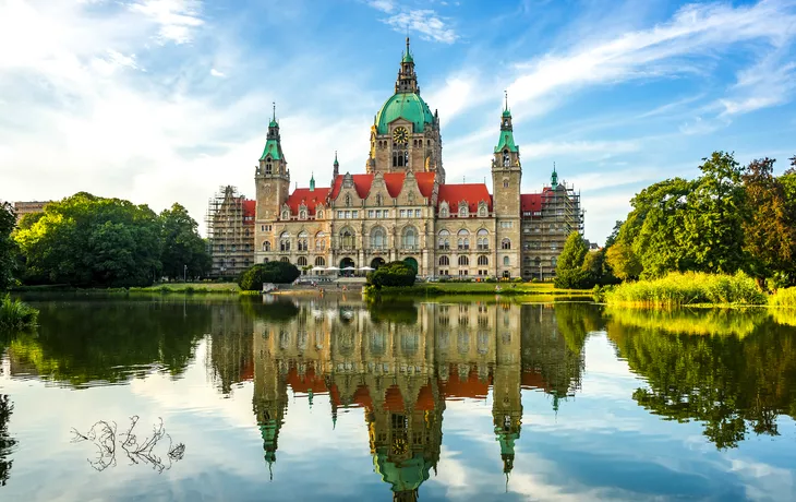 © Sina Ettmer - stock.adobe.com - Neues Rathaus in Hannover