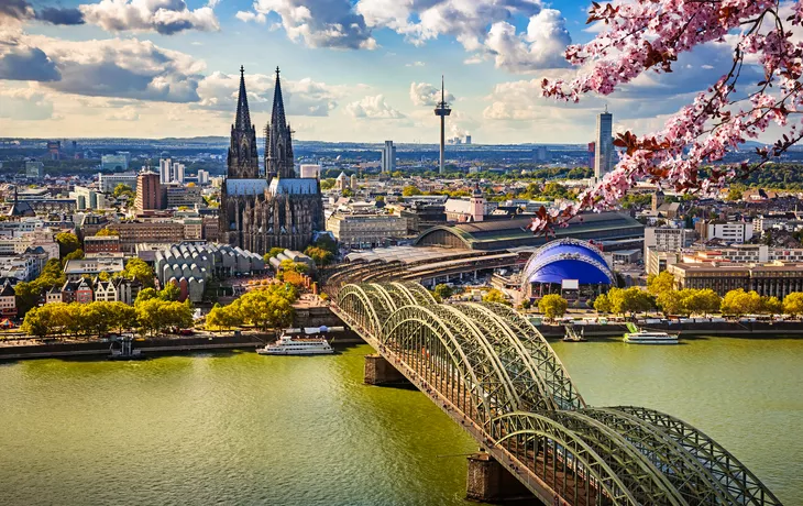 © sborisov - stock.adobe.com - Luftaufnahme von Köln im Frühling