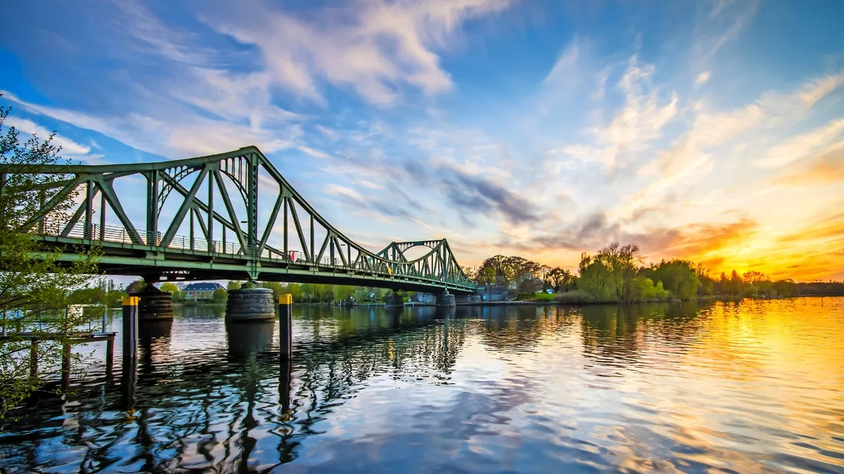 Glienicker Brücke über der Havel zwischen Berlin und Potsdam, Deutschland - © powell83 - stock.adobe.com