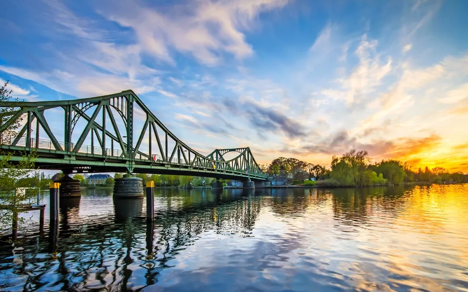Glienicker Brücke über der Havel zwischen Berlin und Potsdam, Deutschland - © powell83 - stock.adobe.com