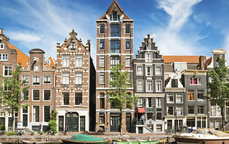 Typisches Stadtbild, Amsterdam - © shutterstock_127533362