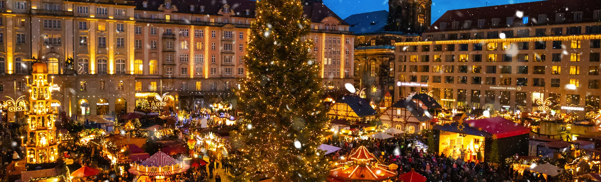 Menschen besuchen den Weihnachtsmarkt Striezelmarkt in Dresden - © dtatiana - stock.adobe.com